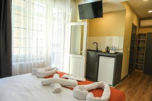イスタンブールにあるhotel La Vitrineのキッチン付きのベッドにタオル3枚が置かれた部屋