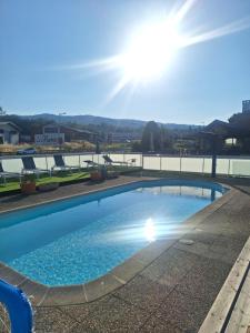 una piscina con el sol al fondo en Hotel le Foron, en La Roche-sur-Foron 47 fotos más