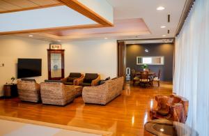 ein Wohnzimmer mit Sofas und ein Esszimmer in der Unterkunft ザレジデンスホテル岡山 in Okayama