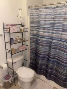 Un baño con inodoro y cortina de ducha. en Saint Andrews 3BD & 2BTH, en Columbia 35 fotos más