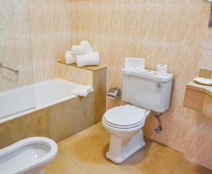 une salle de bain avec toilettes, baignoire et lavabo dans l'établissement Hotel Toural, à Guimarães 29 autres photos