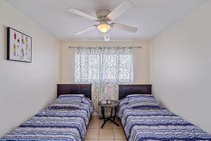 Ένα ή περισσότερα κρεβάτια σε δωμάτιο στο Heated Pool Home 10 miles Beach 3 miles IMG +22 φωτογραφίες