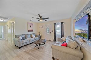 Χώρος καθιστικού στο Heated Pool Home 10 miles Beach 3 miles IMG