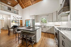 Una cocina con gabinetes blancos y una mesa y sillas. en Sweet Retreat at Sweetgrass, en Blowing Rock