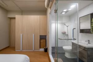 Un baño con inodoro, lavabo y ducha. en C2 stay Phayathai, en Pom Prap