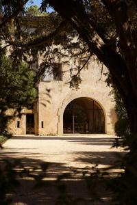 een toegang tot een gebouw met een grote deuropening bij Le Galinier Lourmarin, a Beaumier Guesthouse in Lourmarin