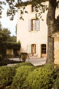 een gebouw met een boom ervoor bij Le Galinier Lourmarin, a Beaumier Guesthouse in Lourmarin +103 foto's