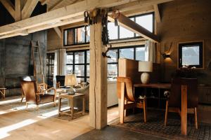 een kamer met een bureau, stoelen en ramen bij L'Alpaga, a Beaumier hotel in Megève