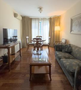 メンドーサにあるMillennium Apartmentsのソファとテーブルのあるリビングルーム