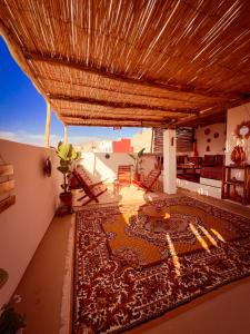 a living room with a rug on the floor at Vagusta Surf House in Agadir