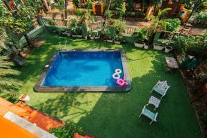 eine Draufsicht auf einen Swimmingpool mit zwei Liegen in der Unterkunft Lavish 3bhk villa by bluewave hospitalty in Nagoa-Bardez + 23 Fotos