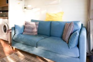 - un canapé bleu dans le salon dans l'établissement Appartement vue golf - résidence Saint Laurent - 4 personnes, à Talmont-Saint-Hilaire