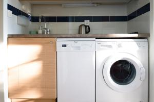 - un lave-linge dans la cuisine équipée d'un évier dans l'établissement Appartement vue golf - résidence Saint Laurent - 4 personnes, à Talmont-Saint-Hilaire 13 autres photos