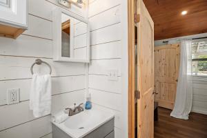 Phòng tắm tại Running Buck Cabin 2 - Hot Tub & 5 Min to Main +39 ảnh