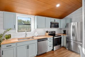 Nhà bếp/bếp nhỏ tại Running Buck Cabin 2 - Hot Tub & 5 Min to Main