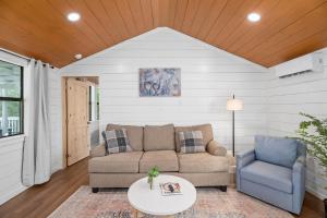 Khu vực ghế ngồi tại Running Buck Cabin 2 - Hot Tub & 5 Min to Main