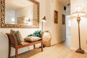 Una sala de estar con una silla y un espejo. en WabiSabi ATX Garden Gem at SoCo, Antique, Cloud Beds, Pool, Shops & Eats, en Austin 27 fotos más