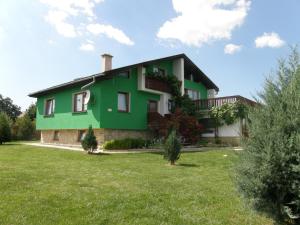 een groen huis met een tuin bij Holiday Home Lester in Spišské Tomášovce