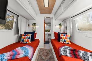 Χώρος καθιστικού στο Running Buck Airstream 1 - Hot Tub & 5 Min to Main