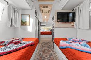 Μια τηλεόραση ή/και κέντρο ψυχαγωγίας στο Running Buck Airstream 1 - Hot Tub & 5 Min to Main