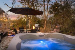 Αίθριο ή υπαίθριος χώρος στο Running Buck Airstream 1 - Hot Tub & 5 Min to Main