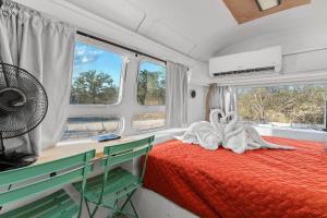 Ένα ή περισσότερα κρεβάτια σε δωμάτιο στο Running Buck Airstream 1 - Hot Tub & 5 Min to Main +32 φωτογραφίες