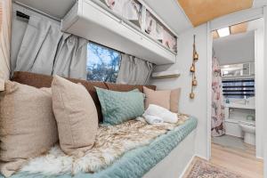 Χώρος καθιστικού στο Running Buck Airstream 2 - Hot Tub & 5 Min to Main