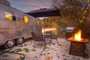 Εγκαταστάσεις μπάρμπεκιου για όλους τους επισκέπτες του κάμπινγκ