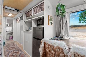 Η κουζίνα ή μικρή κουζίνα στο Running Buck Airstream 2 - Hot Tub & 5 Min to Main +37 φωτογραφίες