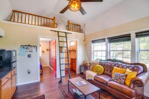 Lake BrownwoodにあるWhimsical Cabin with Grill Less Than 4 Mi to Lake Brownwood!のリビングルーム(茶色の革張りのソファ付)