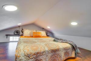 Lake BrownwoodにあるWhimsical Cabin with Grill Less Than 4 Mi to Lake Brownwood!のベッドルーム1室(屋根裏部屋に大型ベッド1台付)