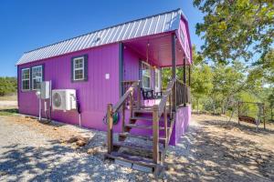 Lake BrownwoodにあるWhimsical Cabin with Grill Less Than 4 Mi to Lake Brownwood!の階段のある紫色の家