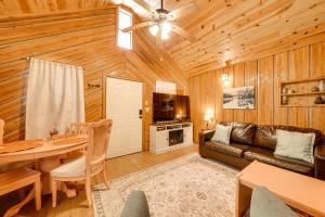 Dapur atau dapur kecil di Rustic Cabin with Hot Tub Near Broken Bow Lake!