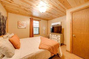 Televisyen dan/atau pusat hiburan di Rustic Cabin with Hot Tub Near Broken Bow Lake!