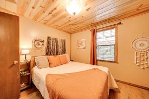 Katil atau katil-katil dalam bilik di Rustic Cabin with Hot Tub Near Broken Bow Lake!