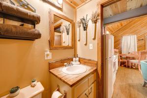 Bilik mandi di Rustic Cabin with Hot Tub Near Broken Bow Lake! +24 gambar