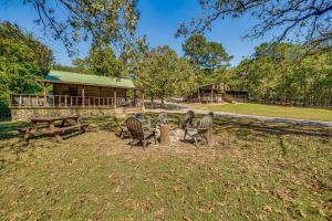 Taman di luar Rustic Cabin with Hot Tub Near Broken Bow Lake!