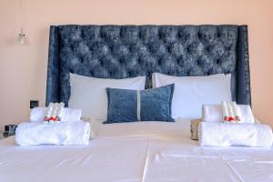 un grand lit blanc avec deux oreillers dessus dans l'établissement Anemou Nota Villa-Luxury Resort, à Ambelón