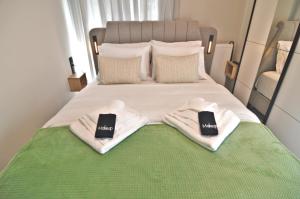 Ένα ή περισσότερα κρεβάτια σε δωμάτιο στο Aprilia Luxury Suites