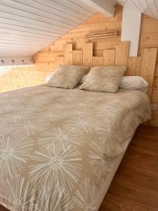 En eller flere senge i et værelse på Le Sunset