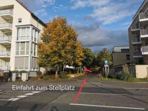 an empty street with a tree in front of a building at Cozy living in Gießen - free parking - balcony in Gießen +1 photo