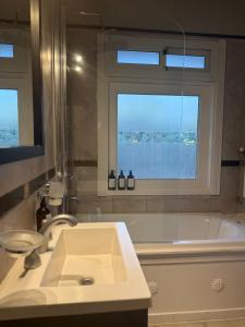 ビージャ・レヒナにあるHotel Green Parkのギャラリーの写真 +1枚の写真