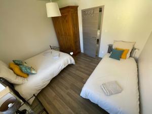 two beds in a small room with at Gîte La Bandsäge rando,rivière,quietude 