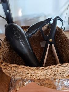 Un cepillo negro en una cesta sobre una mesa en Lá Luciolla Loft Cabana, en São Marcos
