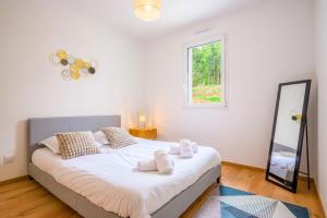 Un dormitorio con una cama grande con espejo. en Ma bonne étoile, en Anould 27 fotos más