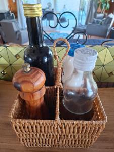 una cesta llena de botellas de aceite y un frasco en Lá Luciolla Loft Cabana, en São Marcos