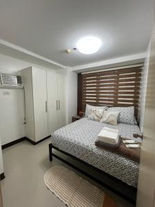 Ένα ή περισσότερα κρεβάτια σε δωμάτιο στο Condo Stay in front of Mall of Asia