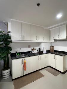 Η κουζίνα ή μικρή κουζίνα στο Condo Stay in front of Mall of Asia