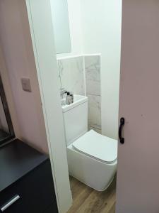 Ένα μπάνιο στο Central en-suite room, WIFI, Kitchen and Laundry Access +32 φωτογραφίες