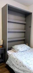 Ένα ή περισσότερα κρεβάτια σε δωμάτιο στο Central en-suite room, WIFI, Kitchen and Laundry Access